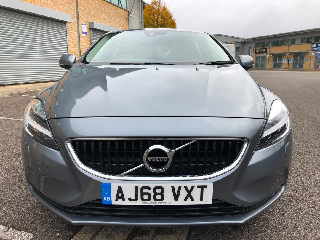 2019 Volvo V40 Momentum Nav Plus